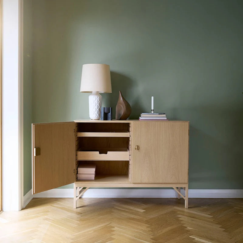 FDB Møbler A232 Sideboard ตู้เก็บของไม้โอ๊คดีไซน์สแกนดิเนเวียนพร้อมรายละเอียดทองเหลือง ออกแบบโดย Børge Mogensen