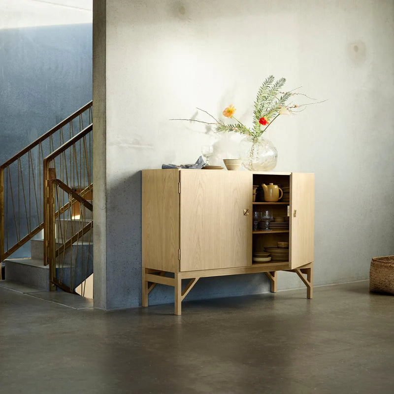 FDB Møbler A232 Sideboard ตู้เก็บของไม้โอ๊คดีไซน์สแกนดิเนเวียนพร้อมรายละเอียดทองเหลือง ออกแบบโดย Børge Mogensen