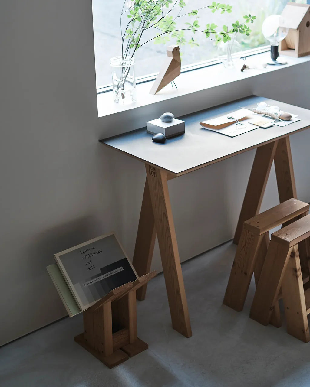 Ishinomaki Laboratory AA Desk โต๊ะทำงานไม้โครงสร้าง AA frame แผ่นท็อป linoleum ออกแบบโดย TORAFU ARCHITECTS