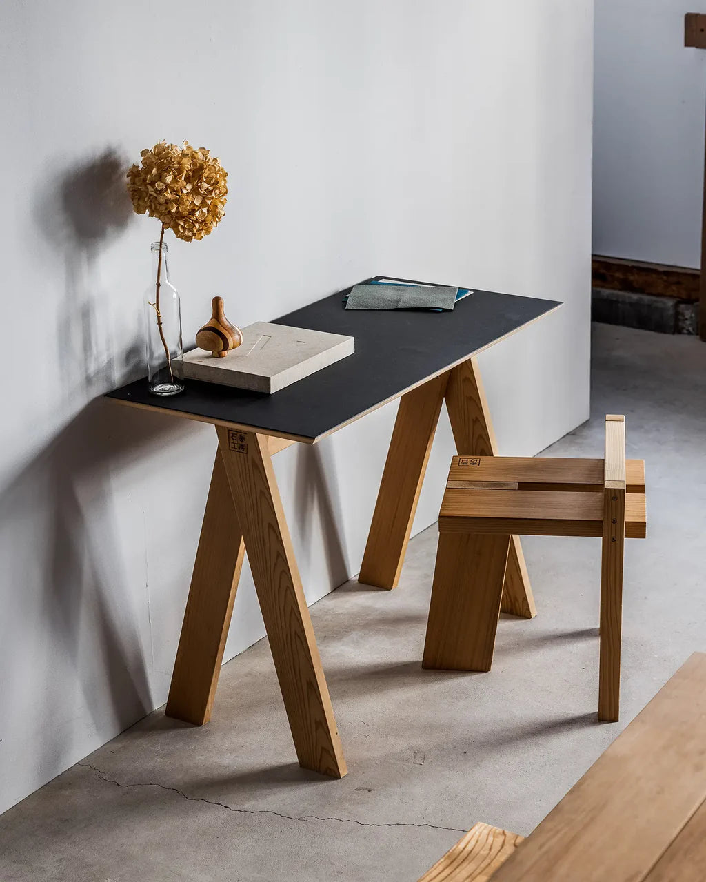 Ishinomaki Laboratory AA Desk โต๊ะทำงานไม้โครงสร้าง AA frame แผ่นท็อป linoleum ออกแบบโดย TORAFU ARCHITECTS