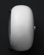 นาฬิกาตั้งโต๊ะ Arne Jacobsen Bankers Table Clock ดีไซน์มินิมอลคลาสสิก หน้าปัดกราฟิกอ่านง่าย ฐานโลหะโค้งแบบไอคอนิก จัดจำหน่ายโดย Old Pine Trees