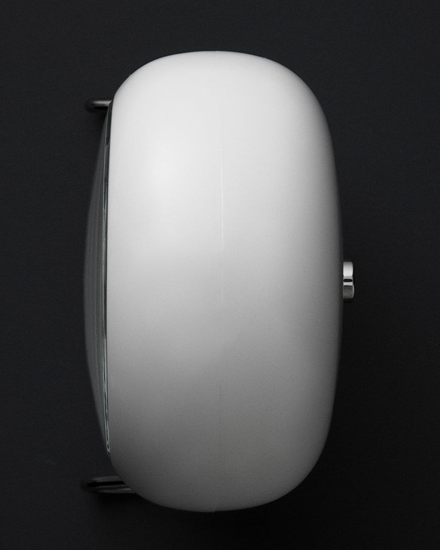 นาฬิกาตั้งโต๊ะ Arne Jacobsen Bankers Table Clock ดีไซน์มินิมอลคลาสสิก หน้าปัดกราฟิกอ่านง่าย ฐานโลหะโค้งแบบไอคอนิก จัดจำหน่ายโดย Old Pine Trees