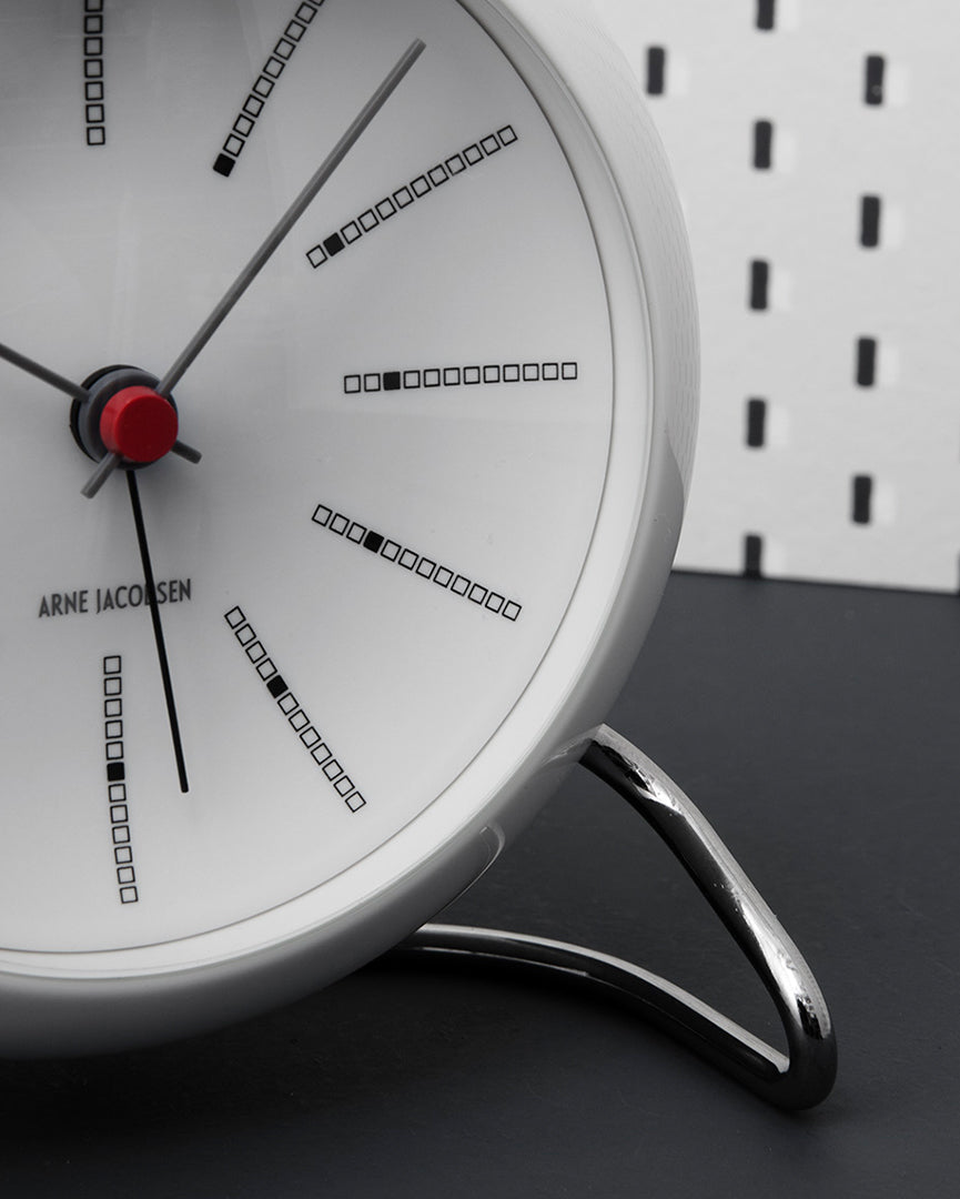นาฬิกาตั้งโต๊ะ Arne Jacobsen Bankers Table Clock ดีไซน์มินิมอลคลาสสิก หน้าปัดกราฟิกอ่านง่าย ฐานโลหะโค้งแบบไอคอนิก จัดจำหน่ายโดย Old Pine Trees