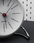 นาฬิกาตั้งโต๊ะ Arne Jacobsen Bankers Table Clock ดีไซน์มินิมอลคลาสสิก หน้าปัดกราฟิกอ่านง่าย ฐานโลหะโค้งแบบไอคอนิก จัดจำหน่ายโดย Old Pine Trees