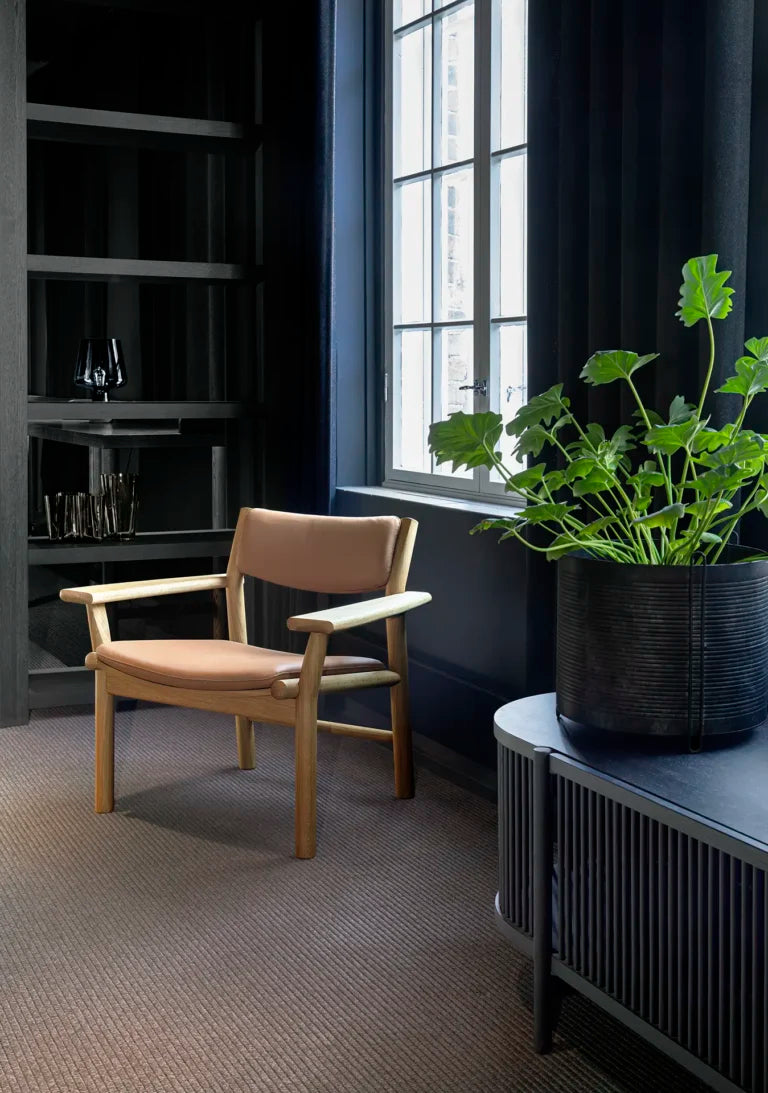 Akademia Lounge Chair