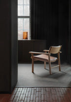 Akademia Lounge Chair
