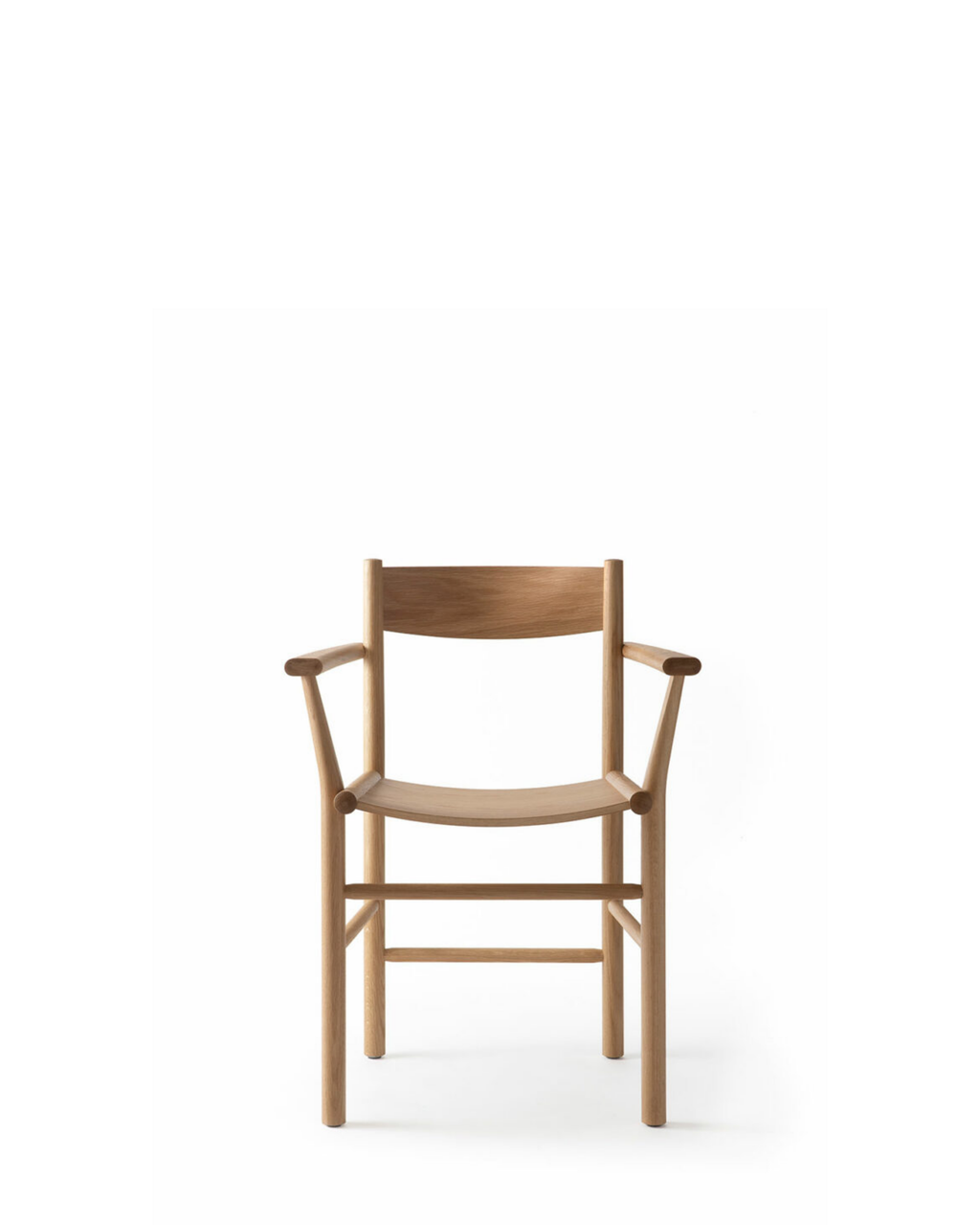 Nikari Akademia Armrest Dining Chair เก้าอี้ ash หรือ oak พร้อม armrests ทรงโค้งและ option upholstered seat ออกแบบโดย Wesley Walters และ Salla Luhtasela