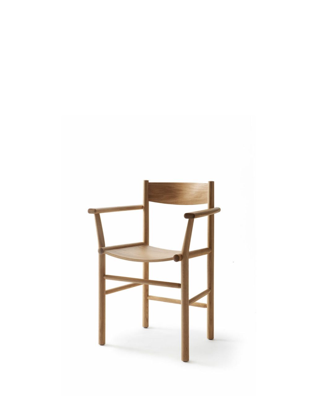 Nikari Akademia Armrest Dining Chair เก้าอี้ ash หรือ oak พร้อม armrests ทรงโค้งและ option upholstered seat ออกแบบโดย Wesley Walters และ Salla Luhtasela