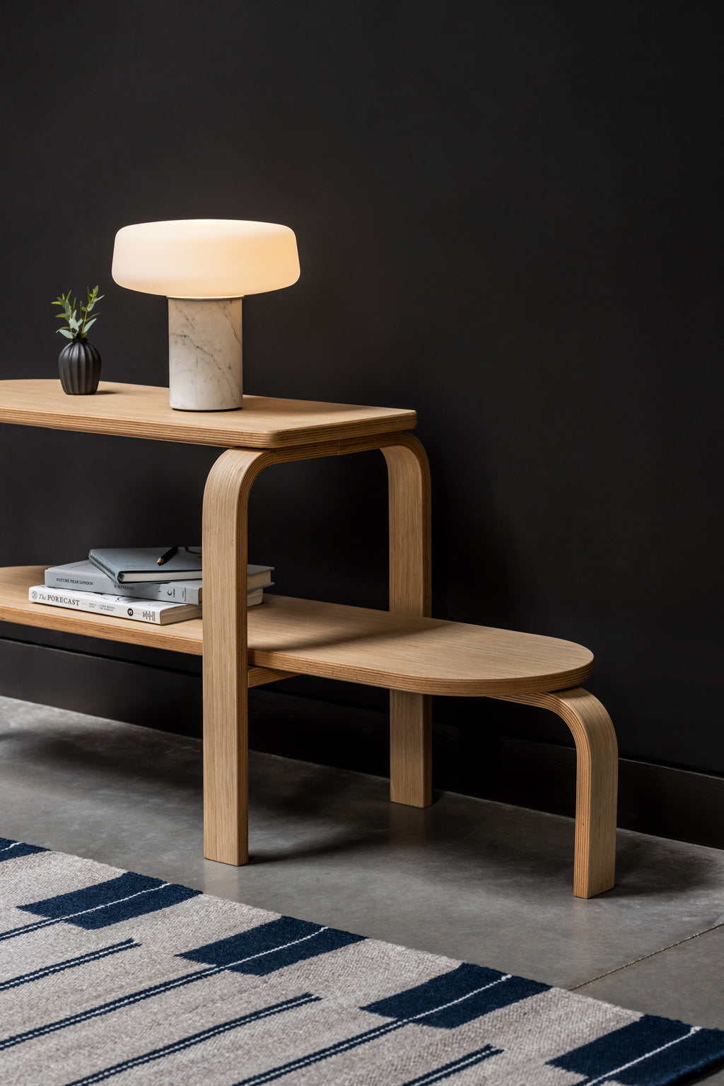 Case Furniture Altura Bench ม้านั่งสองระดับดีไซน์ร่วมสมัยจาก Patricia Pérez ทำจากไม้โอ๊ค ขอบโค้ง เรียบคม ใช้ได้ทั้งวางของและนั่ง