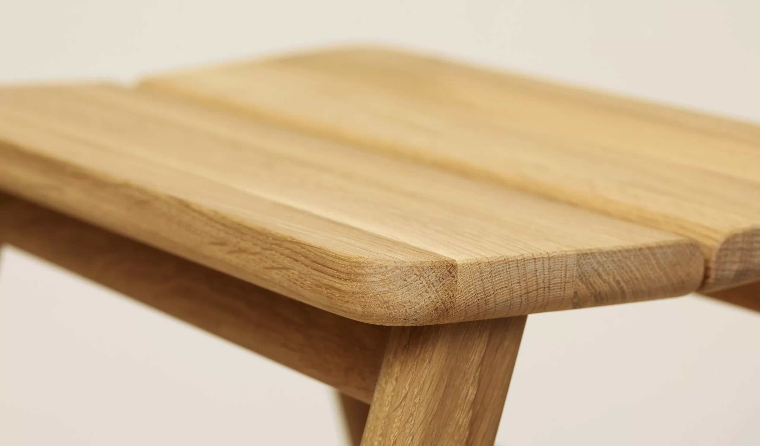 Angle Foldable Stool สตูลพับได้ไม้โอ๊คดีไซน์มินิมอล สามารถแขวนผนังได้ ออกแบบโดย Jonas Herman