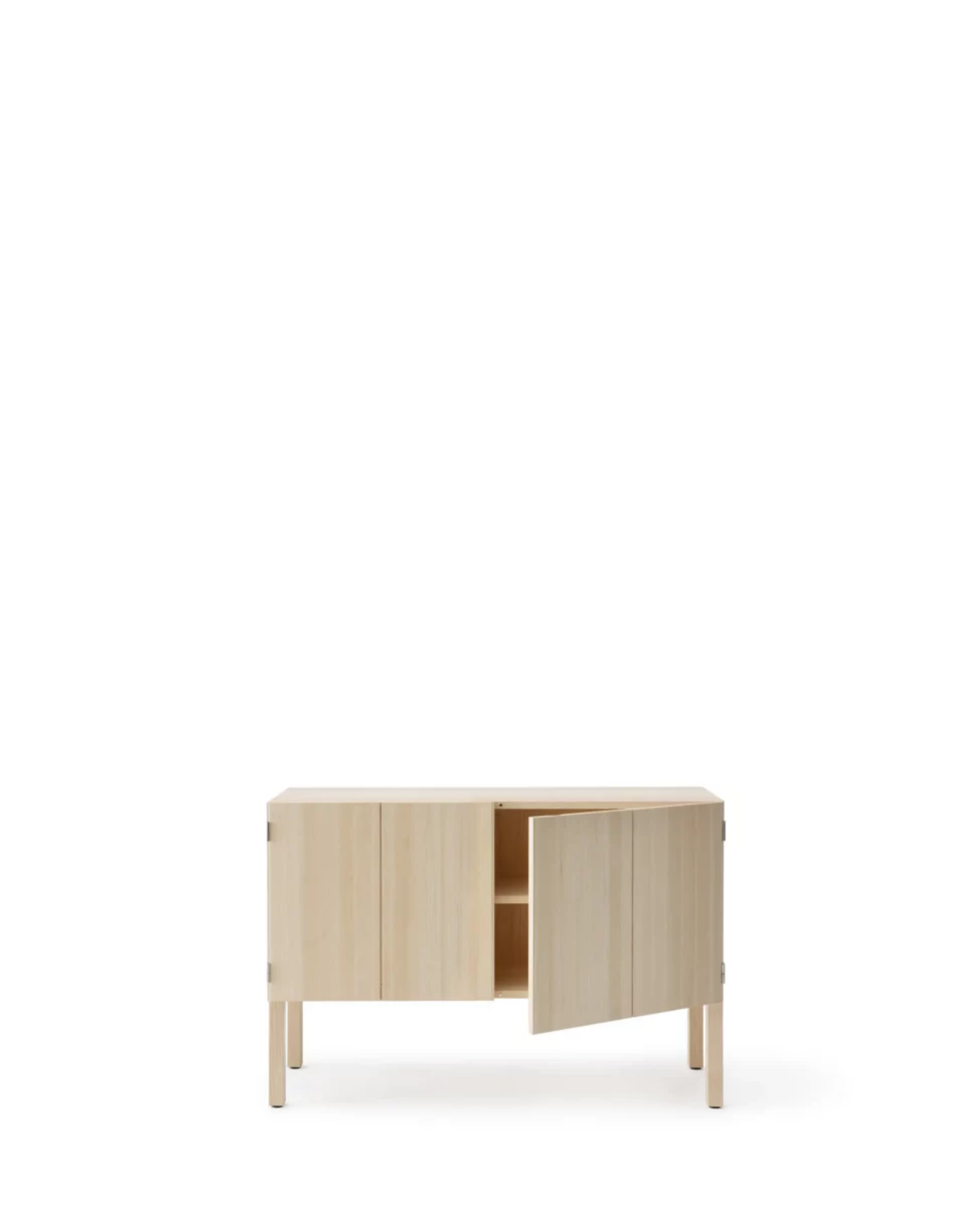 Nikari Arkitecture Low Cabinet ตู้เตี้ย birch, ash หรือ oak มีทั้งรุ่นบานไม้และรุ่น open ออกแบบโดย Kari Virtanen