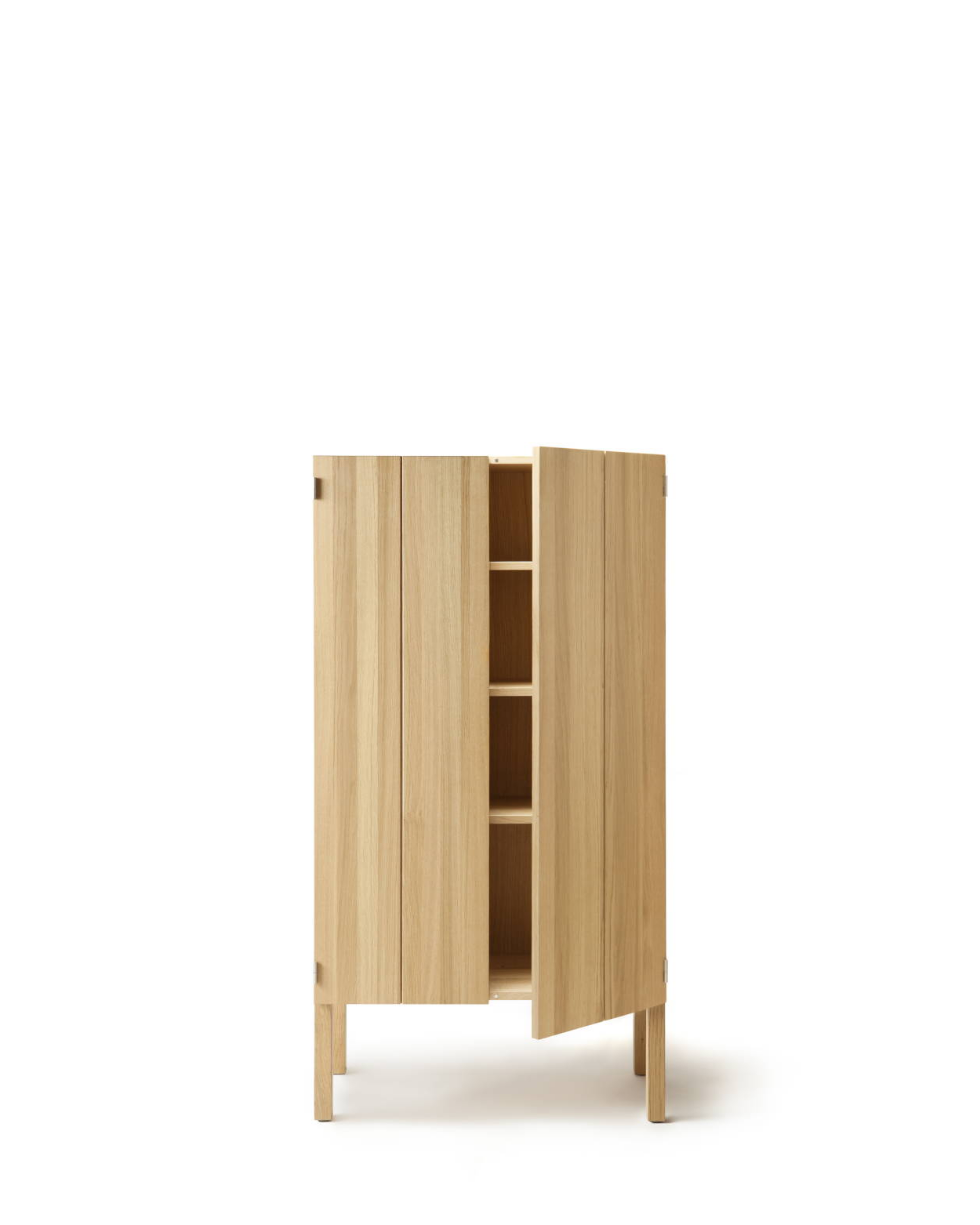 Nikari Arkitecture High Cabinet ตู้สูง birch, ash หรือ oak พร้อมบาน solid wood และชั้นวางสามชั้น ออกแบบโดย Kari Virtanen