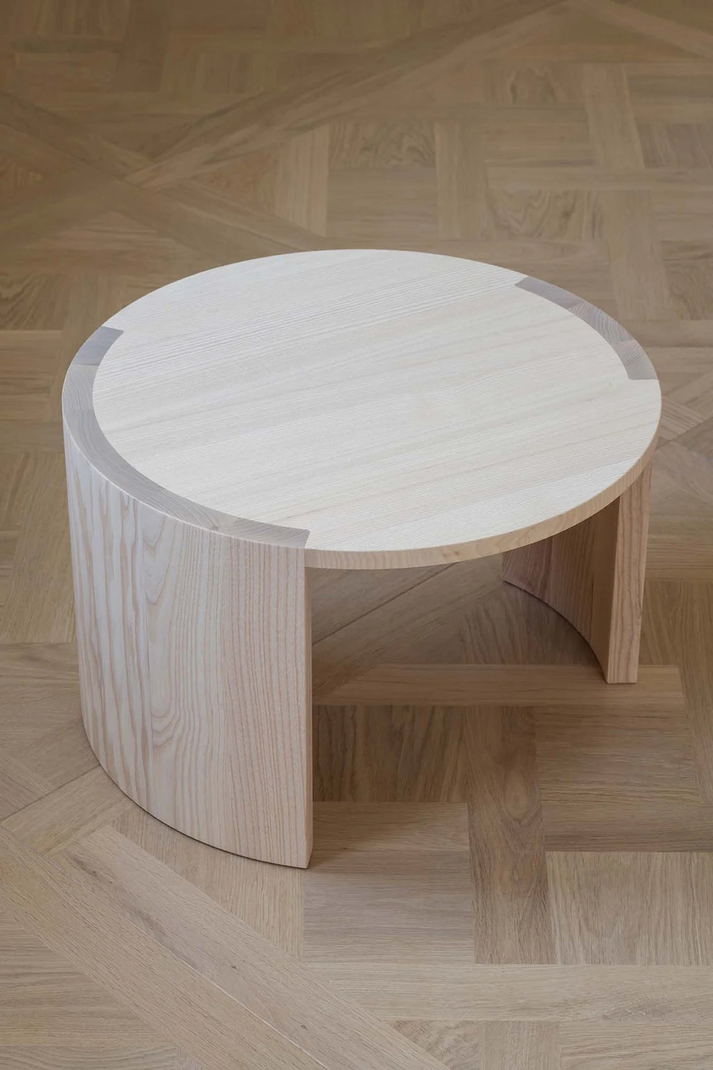 Made by Choice AIRISTO Coffee Table โต๊ะ coffee table ไม้ ash พร้อม asymmetric foot structure ออกแบบโดย Joanna Laajisto