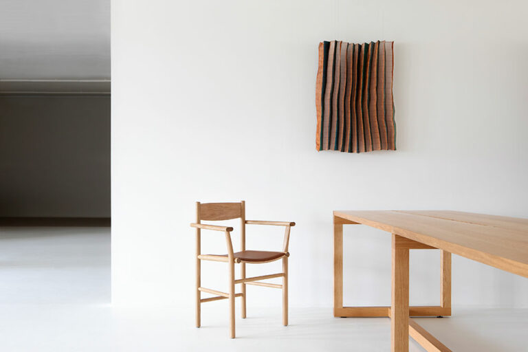 Akademia Armrest Dining Chair