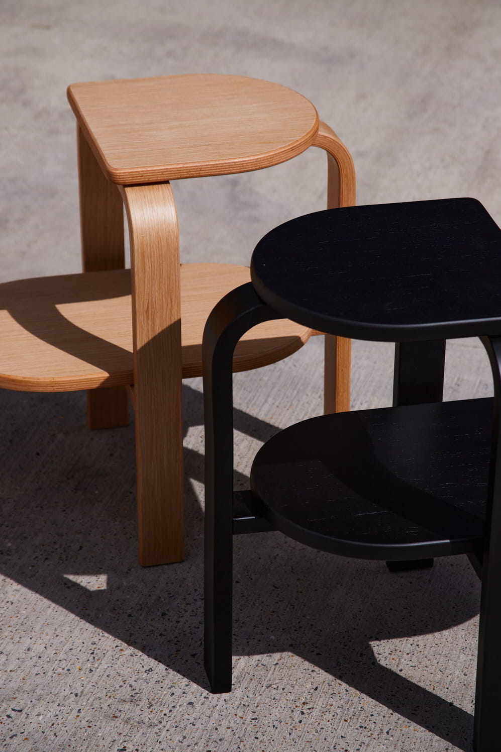 Case Furniture Altura Step Stool สตูลสองระดับ สี Oak และ Black ใช้เป็นสตูลปีน ชั้นวาง หรือโต๊ะข้าง ดีไซน์มินิมอลและแข็งแรง