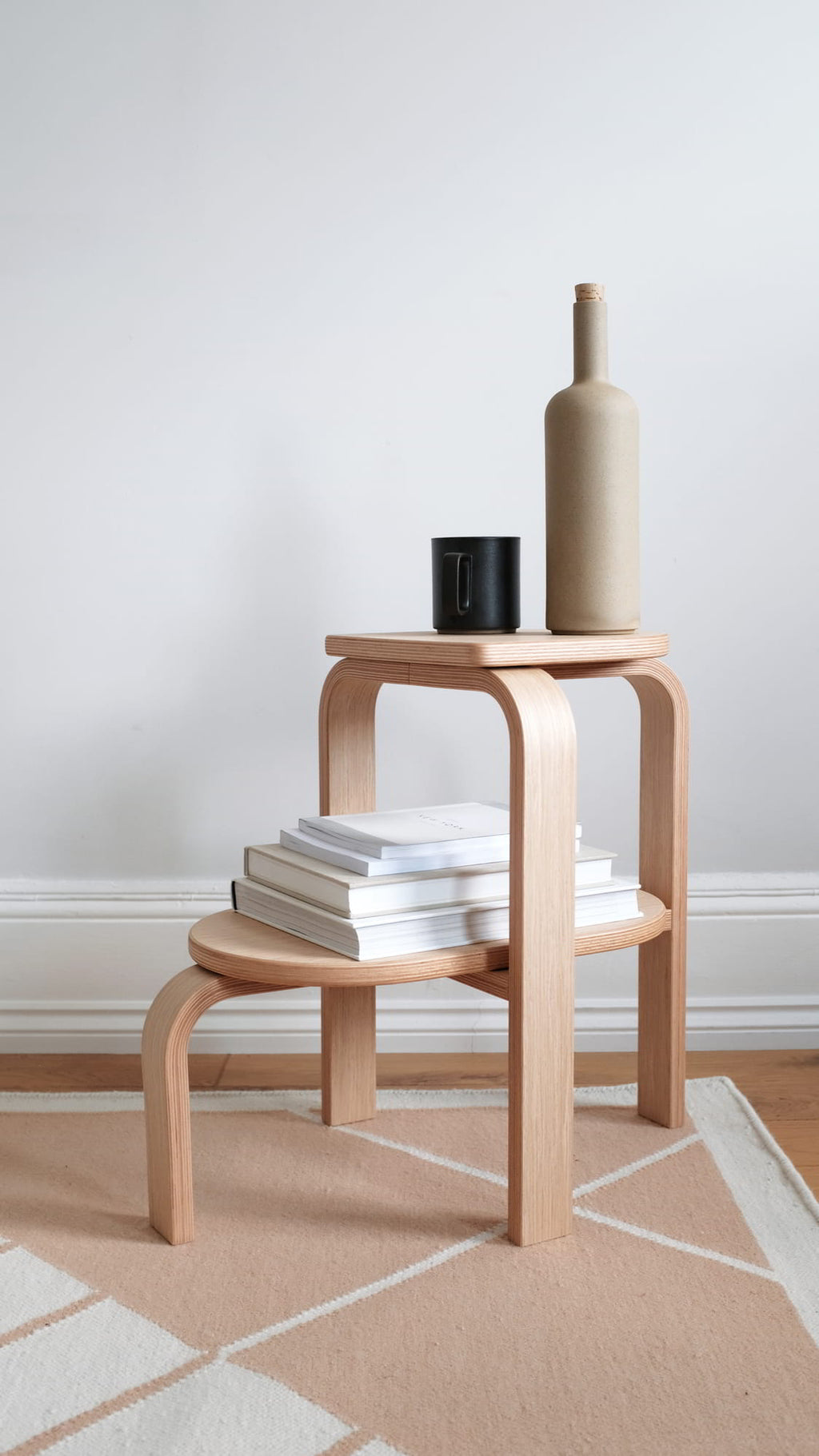 Case Furniture Altura Step Stool สตูลสองระดับ สี Oak และ Black ใช้เป็นสตูลปีน ชั้นวาง หรือโต๊ะข้าง ดีไซน์มินิมอลและแข็งแรง