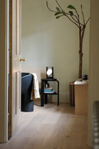 Case Furniture Altura Step Stool สตูลสองระดับ สี Oak และ Black ใช้เป็นสตูลปีน ชั้นวาง หรือโต๊ะข้าง ดีไซน์มินิมอลและแข็งแรง