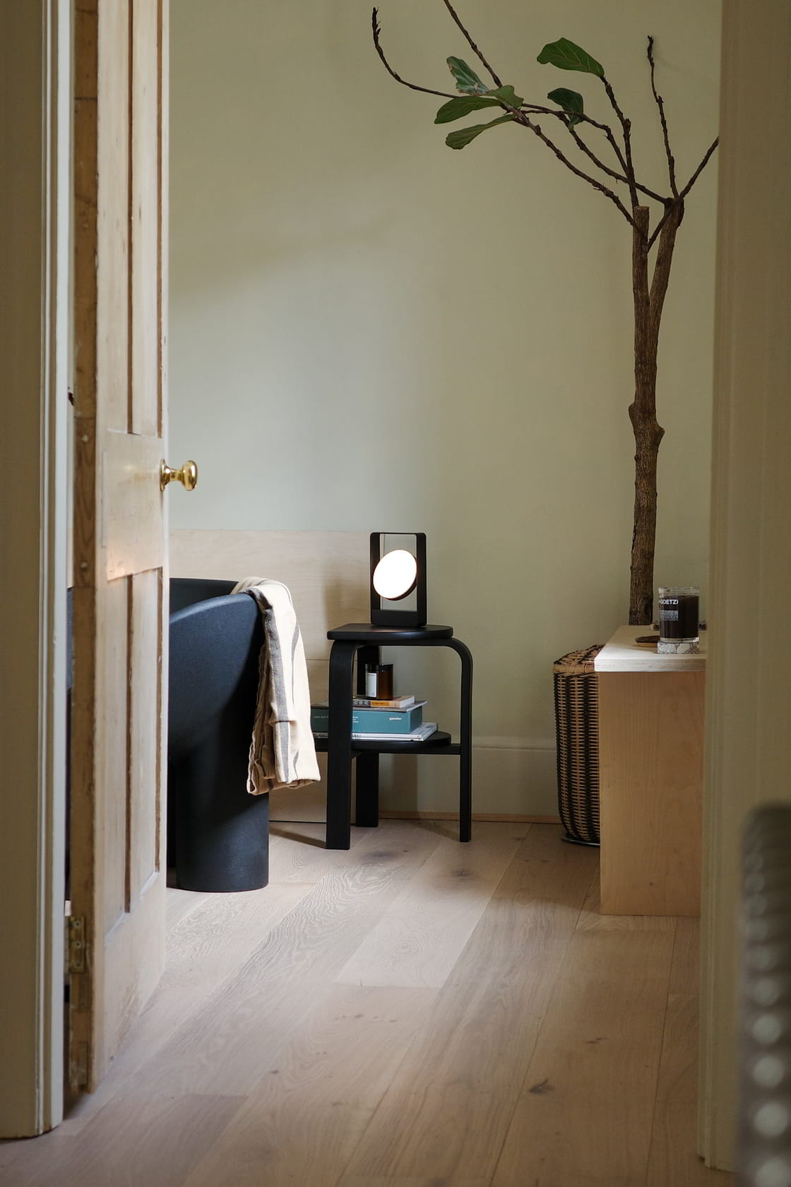 Case Furniture Altura Step Stool สตูลสองระดับ สี Oak และ Black ใช้เป็นสตูลปีน ชั้นวาง หรือโต๊ะข้าง ดีไซน์มินิมอลและแข็งแรง