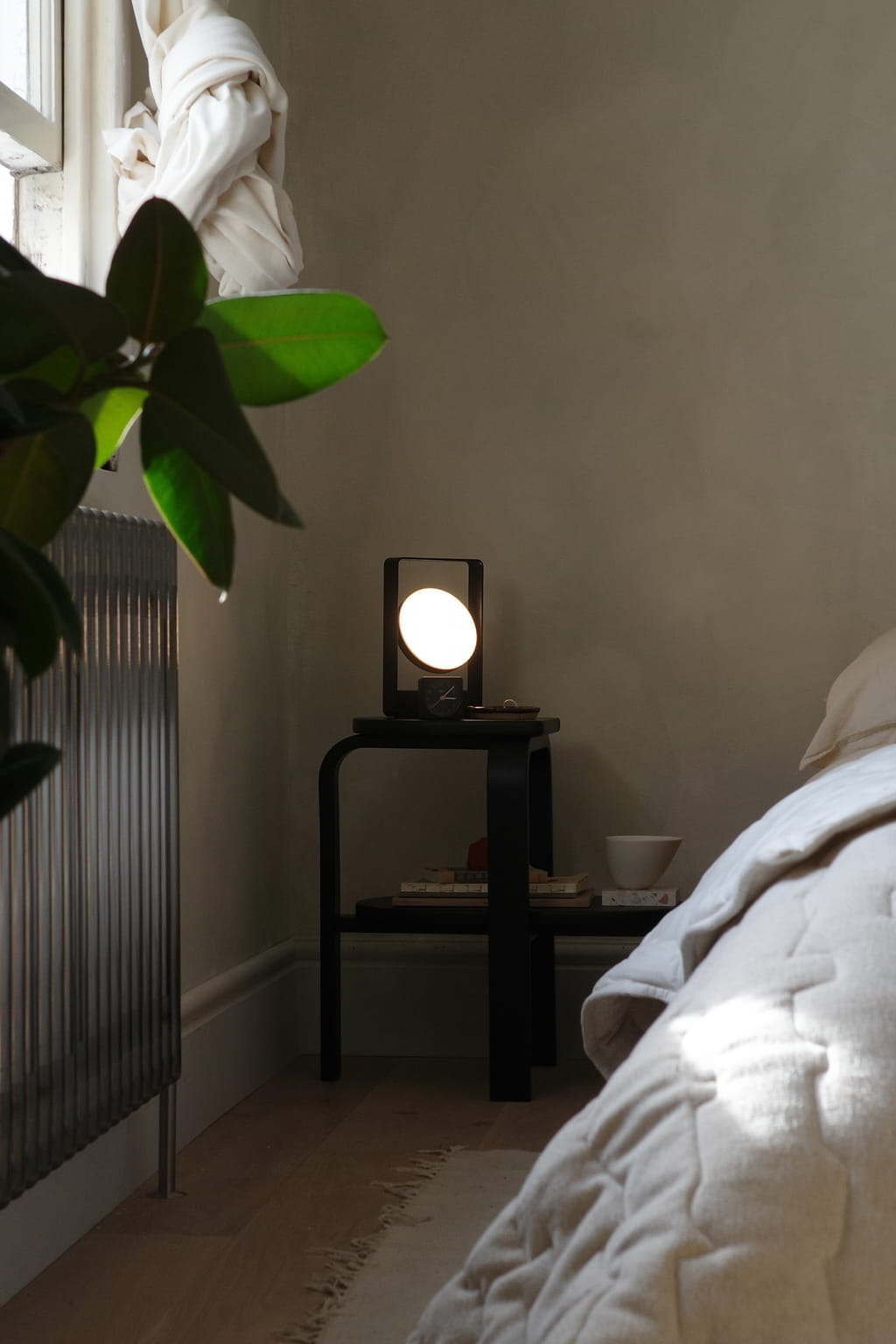 Case Furniture Altura Step Stool สตูลสองระดับ สี Oak และ Black ใช้เป็นสตูลปีน ชั้นวาง หรือโต๊ะข้าง ดีไซน์มินิมอลและแข็งแรง