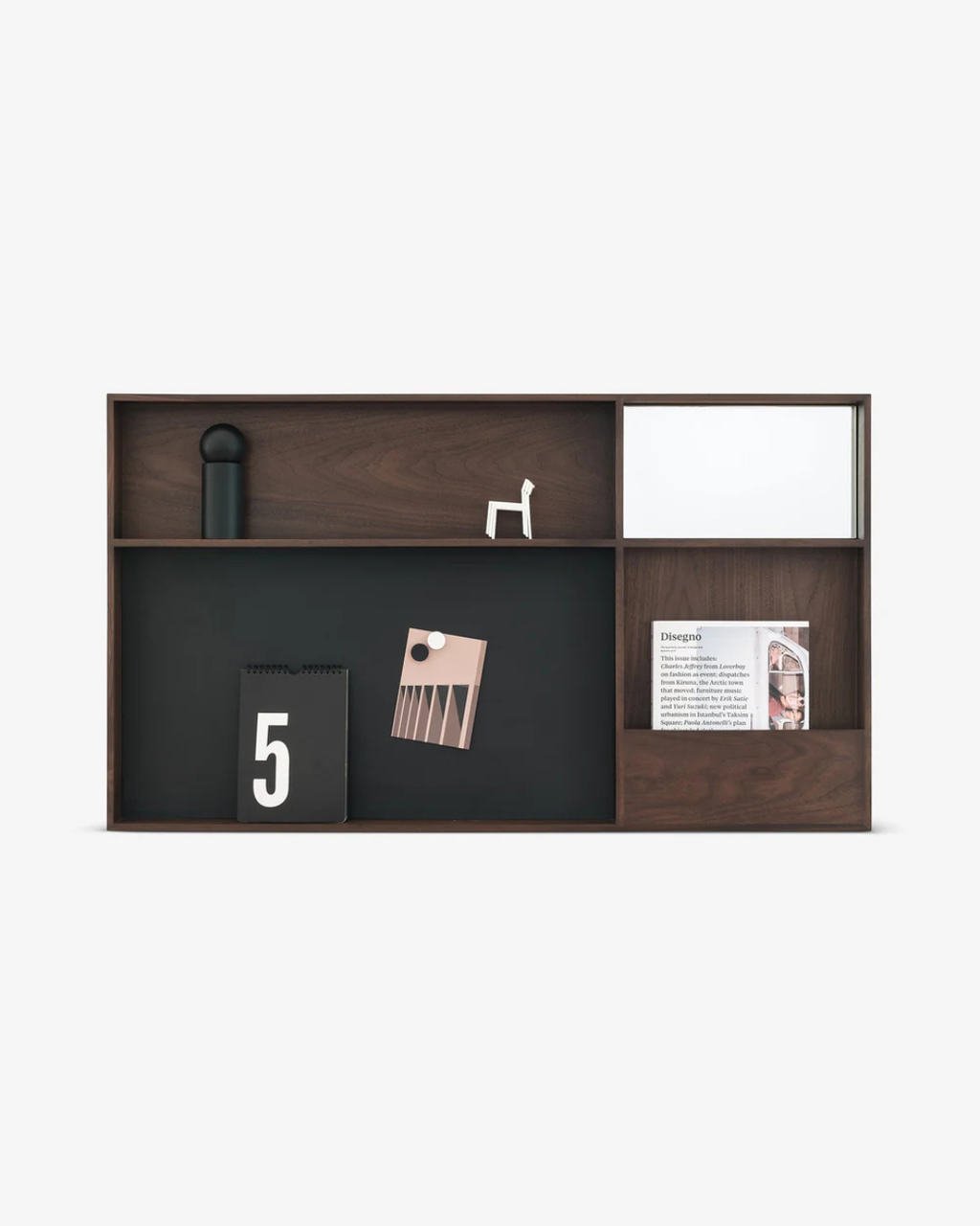 จัดระเบียบพื้นที่ด้วย Arca Wall Box Large ดีไซน์สง่างามโดย David Irwin ผลิตจากไม้โอ๊คหรือไม้วอลนัทแท้ มาพร้อมกระจก ชั้นวาง ช่องเก็บของ และบอร์ดแม่เหล็กสำหรับติดโน้ตหรือสิ่งที่ต้องเตือนความจำ มีจำหน่ายแล้วที่ Old Pine Trees