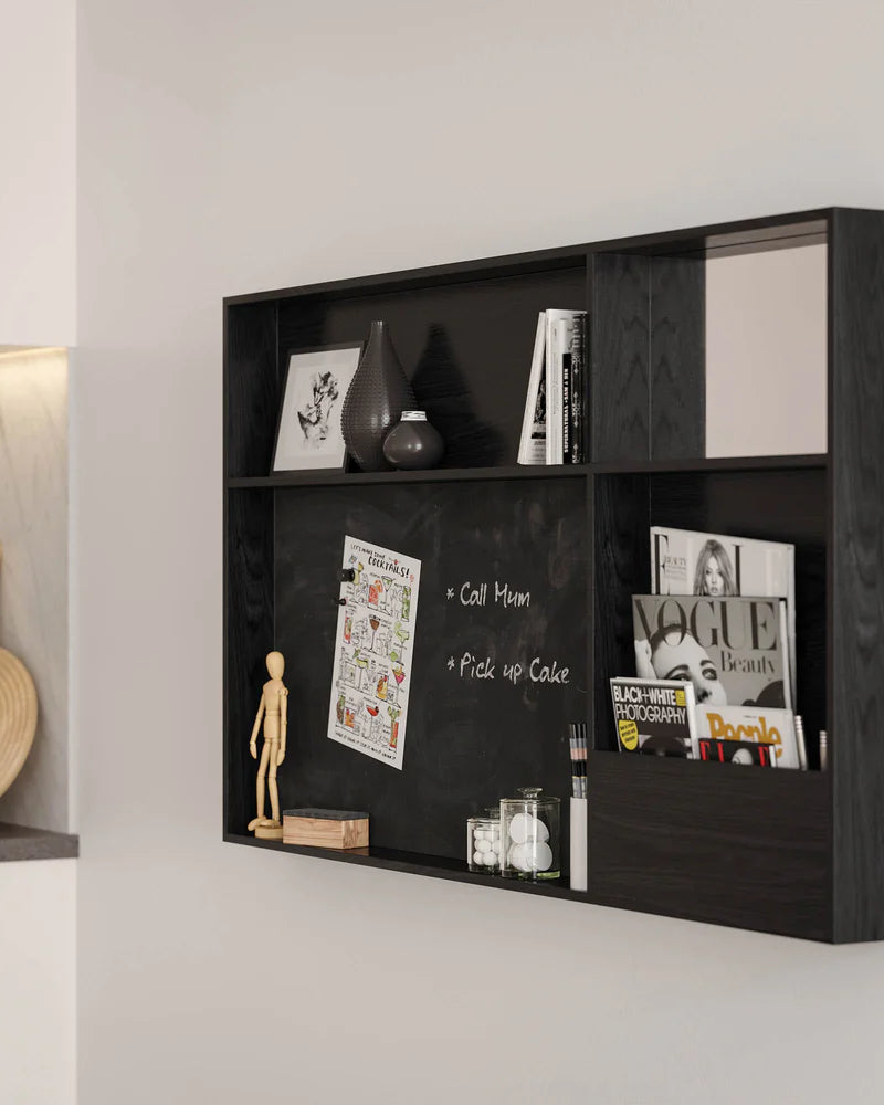 จัดระเบียบพื้นที่ด้วย Arca Wall Box Large ดีไซน์สง่างามโดย David Irwin ผลิตจากไม้โอ๊คหรือไม้วอลนัทแท้ มาพร้อมกระจก ชั้นวาง ช่องเก็บของ และบอร์ดแม่เหล็กสำหรับติดโน้ตหรือสิ่งที่ต้องเตือนความจำ มีจำหน่ายแล้วที่ Old Pine Trees