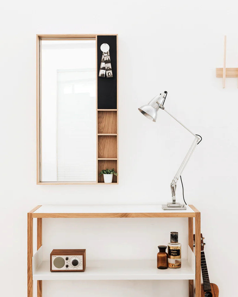 Arca Wall Box Medium จาก Case Furniture ผลิตจากไม้โอ๊คแท้ มีกระจก ช่องจัดเก็บของ ชั้นวาง และบอร์ดแม่เหล็กสำหรับติดโน้ต ช่วยจัดระเบียบพื้นที่บนผนัง จำหน่ายโดย Oldpinetrees