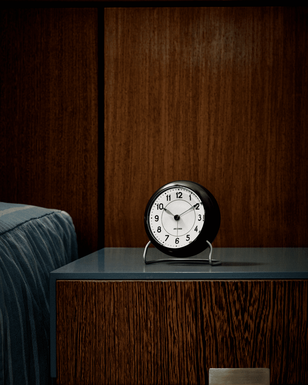 นาฬิกาตั้งโต๊ะ Arne Jacobsen Station Table Clock ดีไซน์มินิมอลคลาสสิก หน้าปัดกราฟิกอ่านง่าย ฐานโลหะโค้งแบบไอคอนิก จัดจำหน่ายโดย Old Pine Trees