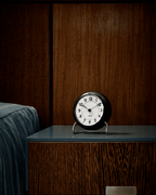 นาฬิกาตั้งโต๊ะ Arne Jacobsen Station Table Clock ดีไซน์มินิมอลคลาสสิก หน้าปัดกราฟิกอ่านง่าย ฐานโลหะโค้งแบบไอคอนิก จัดจำหน่ายโดย Old Pine Trees