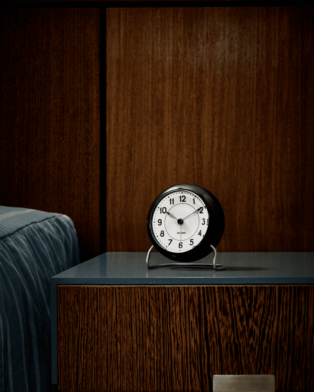 นาฬิกาตั้งโต๊ะ Arne Jacobsen Station Table Clock ดีไซน์มินิมอลคลาสสิก หน้าปัดกราฟิกอ่านง่าย ฐานโลหะโค้งแบบไอคอนิก จัดจำหน่ายโดย Old Pine Trees