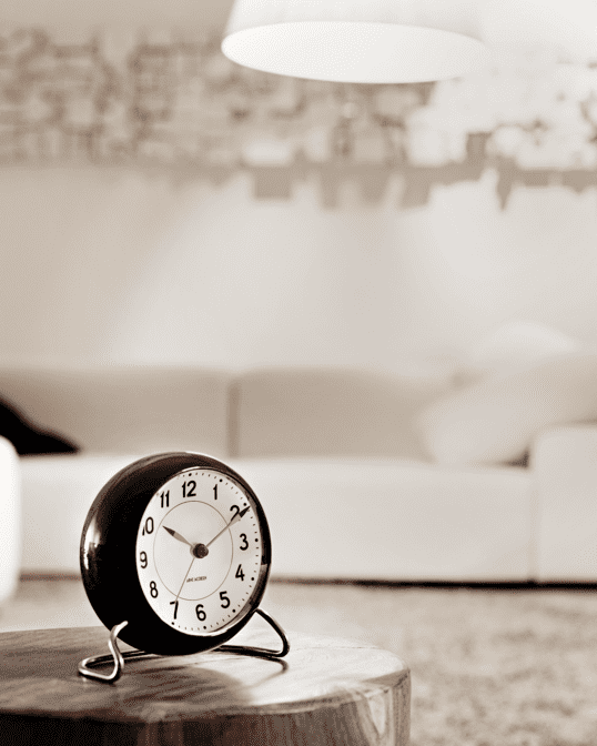 นาฬิกาตั้งโต๊ะ Arne Jacobsen Station Table Clock ดีไซน์มินิมอลคลาสสิก หน้าปัดกราฟิกอ่านง่าย ฐานโลหะโค้งแบบไอคอนิก จัดจำหน่ายโดย Old Pine Trees