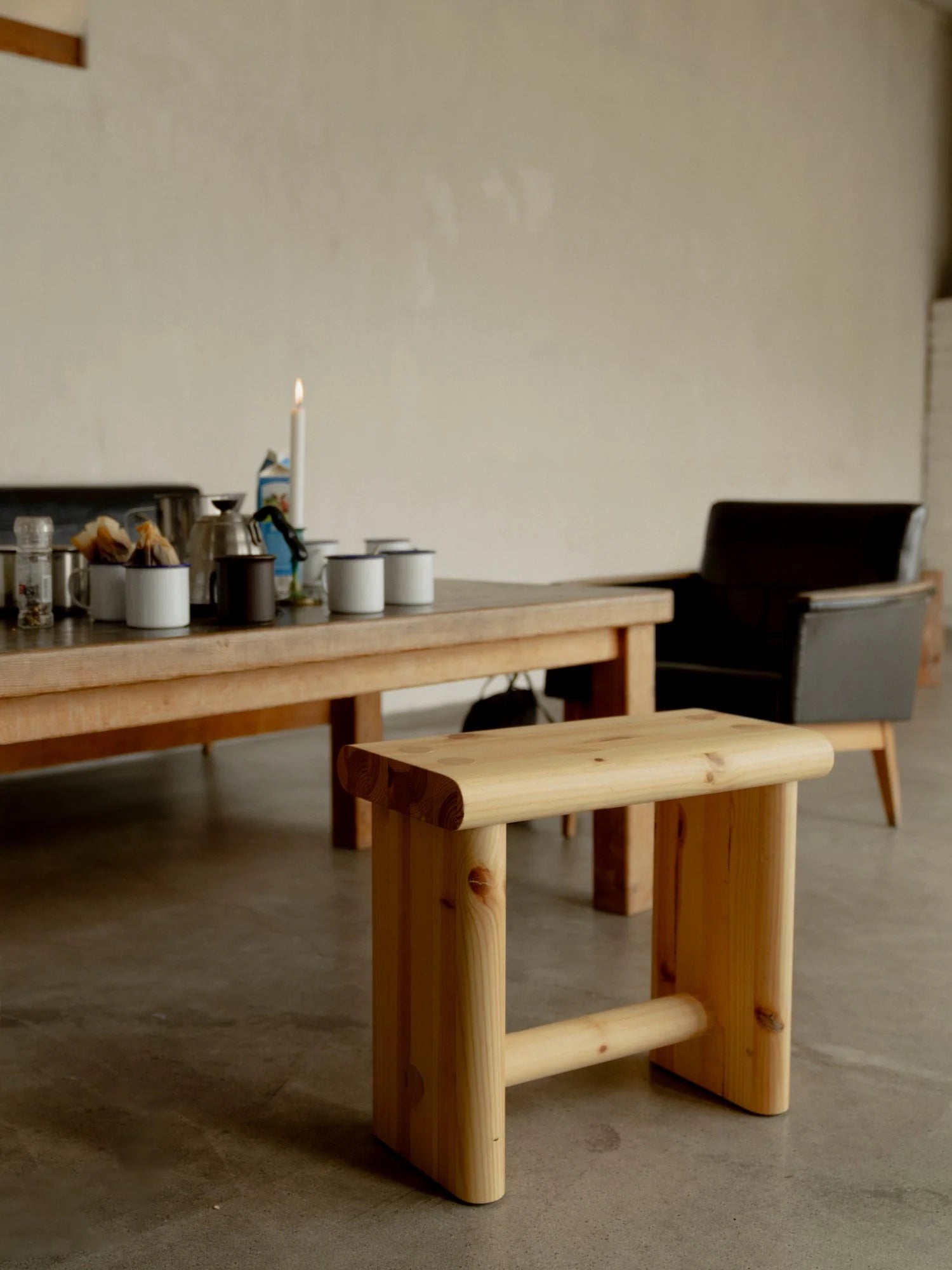 Vaarnii 002 Ast Stool สตูลไม้ pine ขนาดกะทัดรัด โครงสร้างตัน พร้อมลายไม้และปมไม้ธรรมชาติ