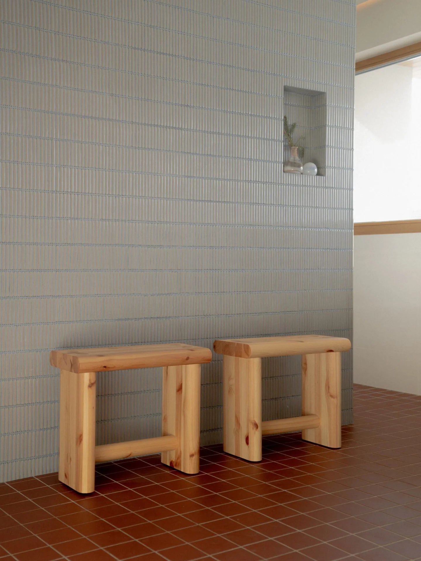 Vaarnii 002 Ast Stool สตูลไม้ pine ขนาดกะทัดรัด โครงสร้างตัน พร้อมลายไม้และปมไม้ธรรมชาติ