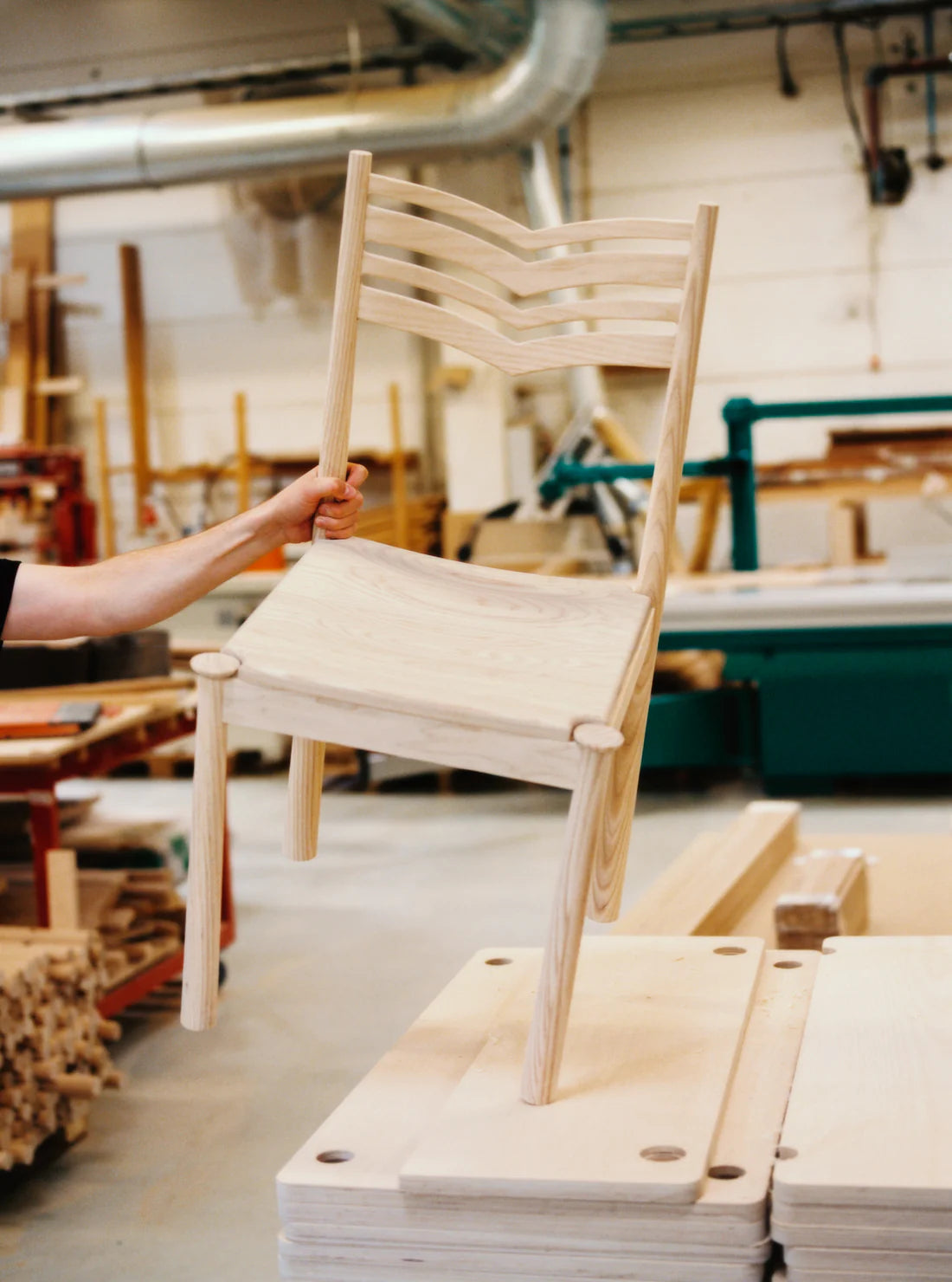 Made by Choice WIURILA Chair เก้าอี้ไม้ ash พร้อม wing-shaped backrest ออกแบบโดย Bernadotte & Kylberg