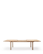 Nikari Basic Extendable Straight Table โต๊ะต่อขยาย ash หรือ oak พร้อมแผ่นต่อสองชิ้นที่เก็บไว้ภายในตัวโต๊ะ ออกแบบโดย Jenni Roininen