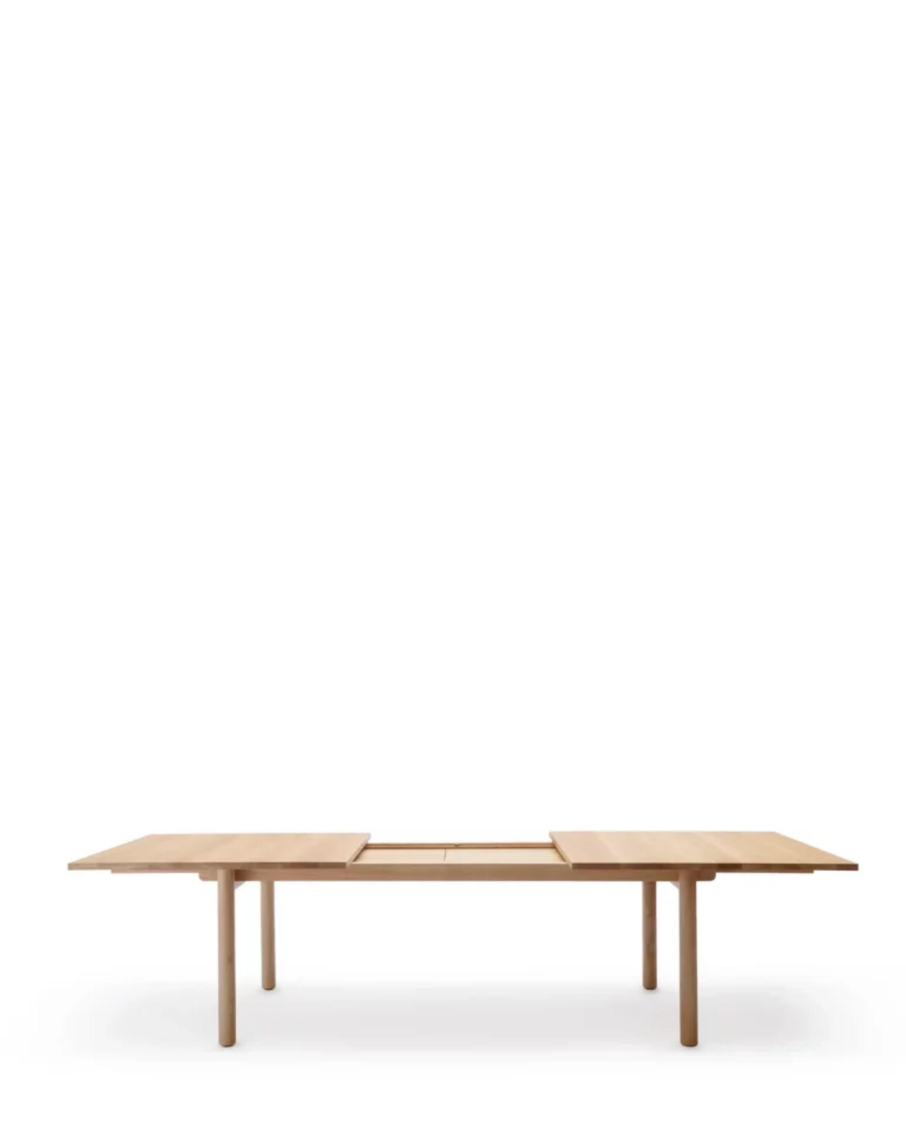 Nikari Basic Extendable Straight Table โต๊ะต่อขยาย ash หรือ oak พร้อมแผ่นต่อสองชิ้นที่เก็บไว้ภายในตัวโต๊ะ ออกแบบโดย Jenni Roininen