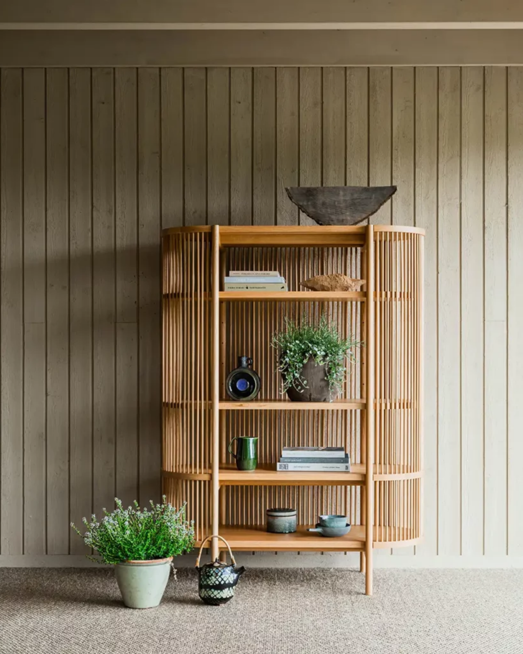 Nikari Bastone Cabinet ตู้ oak ที่ใช้ wooden dowel rods เป็นส่วนหนึ่งของโครงสร้าง มีทั้งรุ่นสูงและเตี้ย ออกแบบโดย Antrei Hartikainen