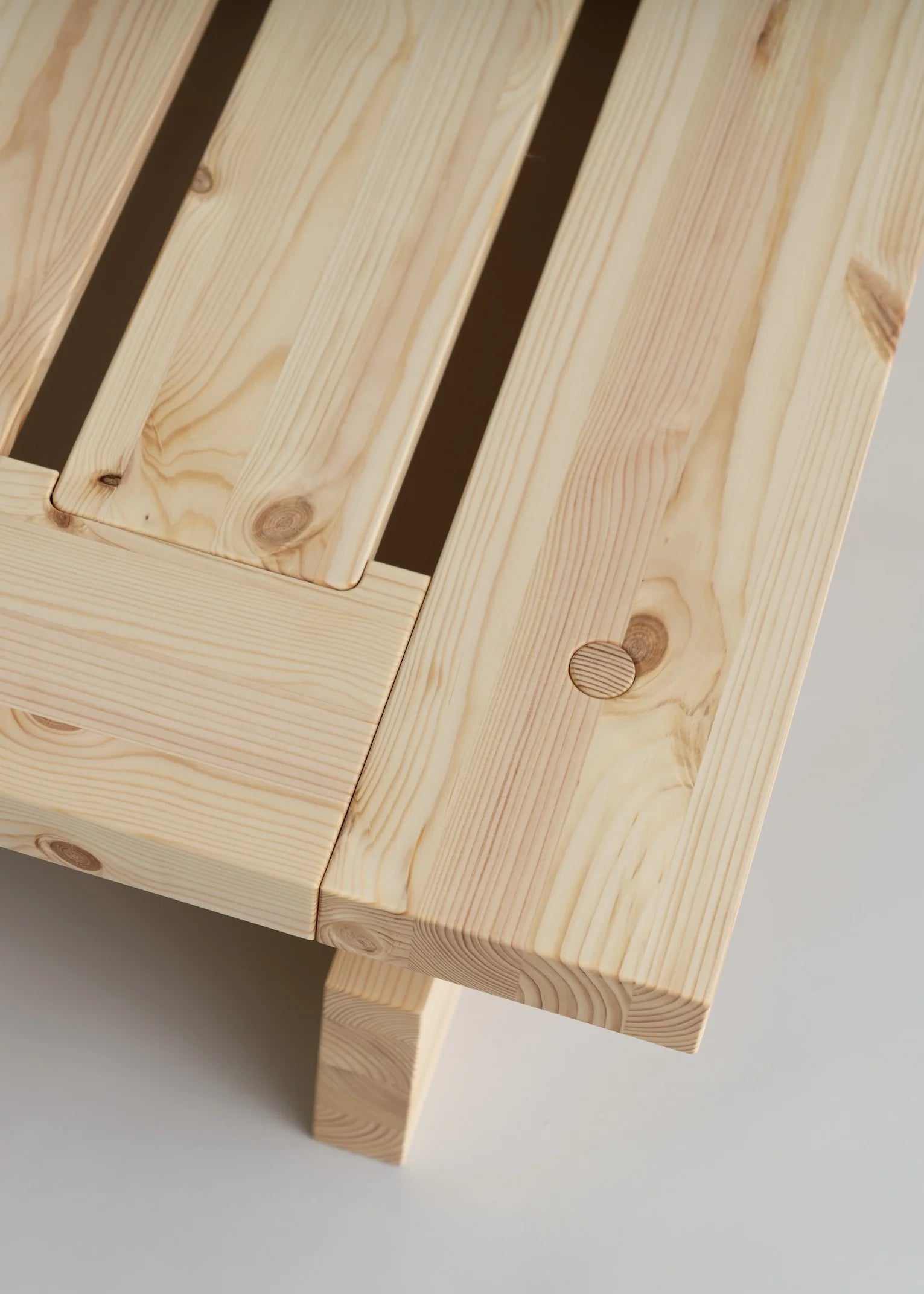 Vaarnii 017 Aamu Bed Frame โครงเตียงไม้ pine โครงสร้างประกอบแบบไม่ใช้สกรู
