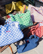 กระเป๋า Byon ผ้ายีนส์ออร์แกนิกสีน้ำเงินเข้ม โลโก้หัวใจสีแดง ดีไซน์สวีเดน สไตล์วินเทจ ขนาดใหญ่ ใส่ของได้เยอะ เหมาะสำหรับใช้ในชีวิตประจำวัน