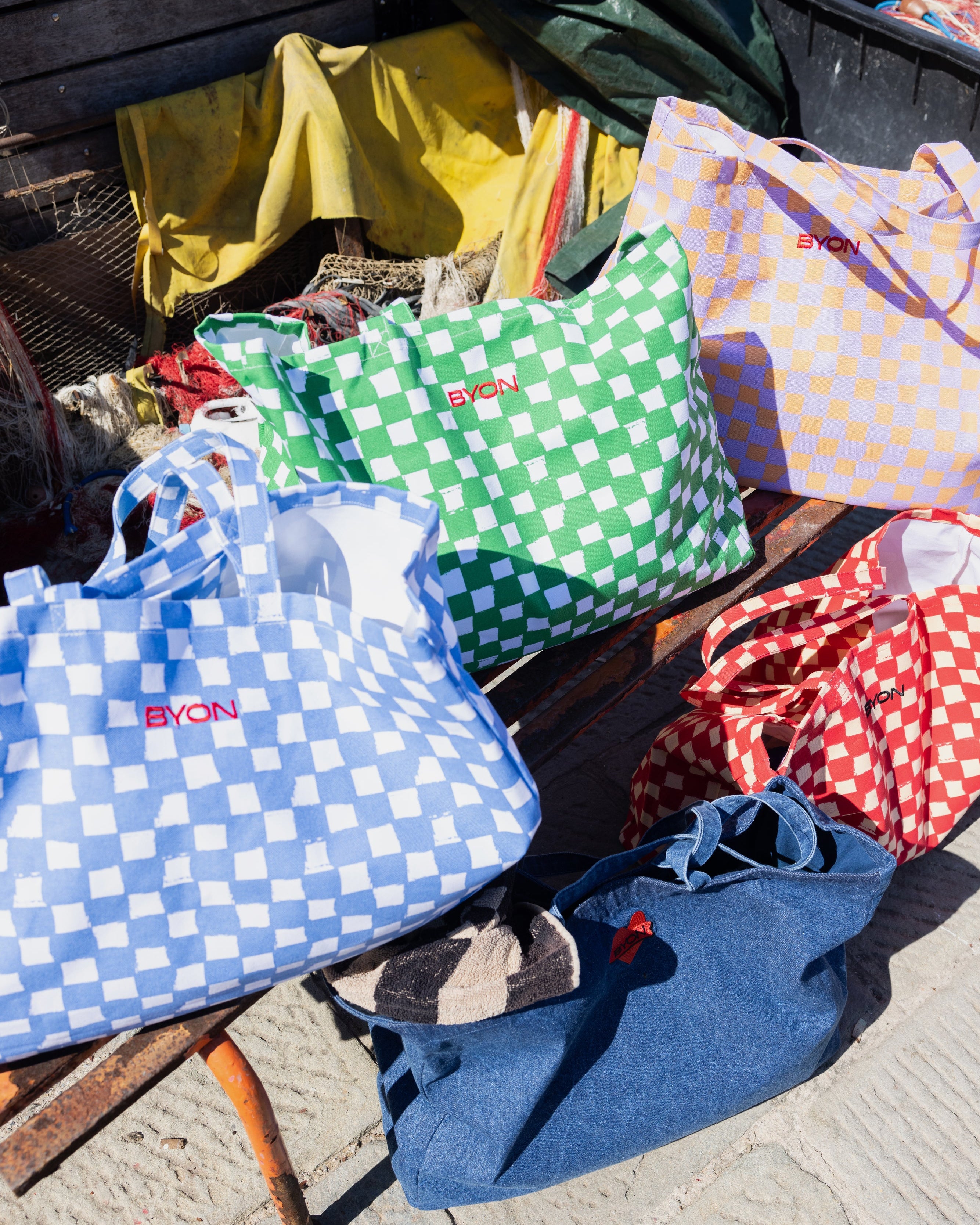 กระเป๋า Byon ผ้ายีนส์ออร์แกนิกสีน้ำเงินเข้ม โลโก้หัวใจสีแดง ดีไซน์สวีเดน สไตล์วินเทจ ขนาดใหญ่ ใส่ของได้เยอะ เหมาะสำหรับใช้ในชีวิตประจำวัน