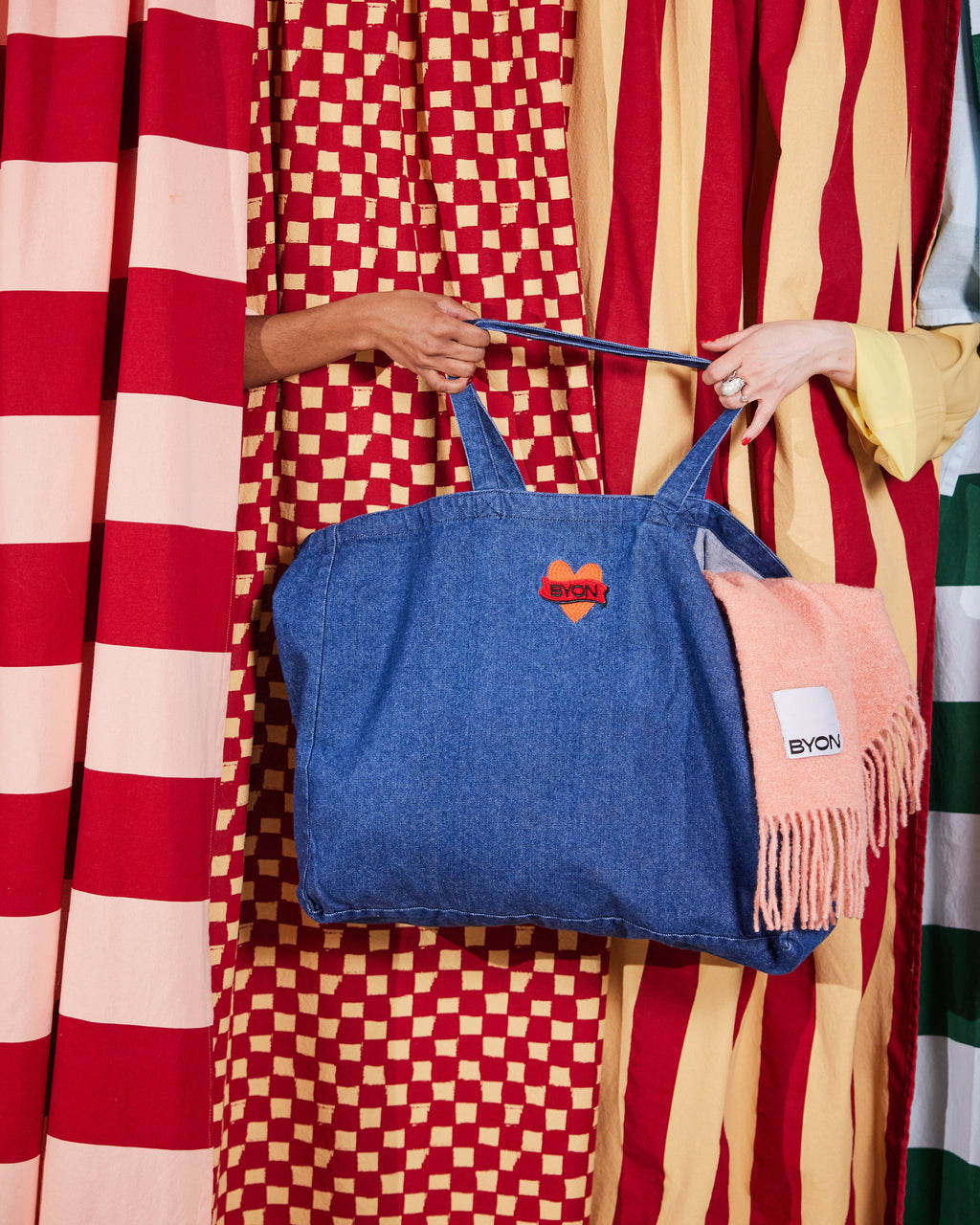 กระเป๋า Byon ผ้ายีนส์ออร์แกนิกสีน้ำเงินเข้ม โลโก้หัวใจสีแดง ดีไซน์สวีเดน สไตล์วินเทจ ขนาดใหญ่ ใส่ของได้เยอะ เหมาะสำหรับใช้ในชีวิตประจำวัน