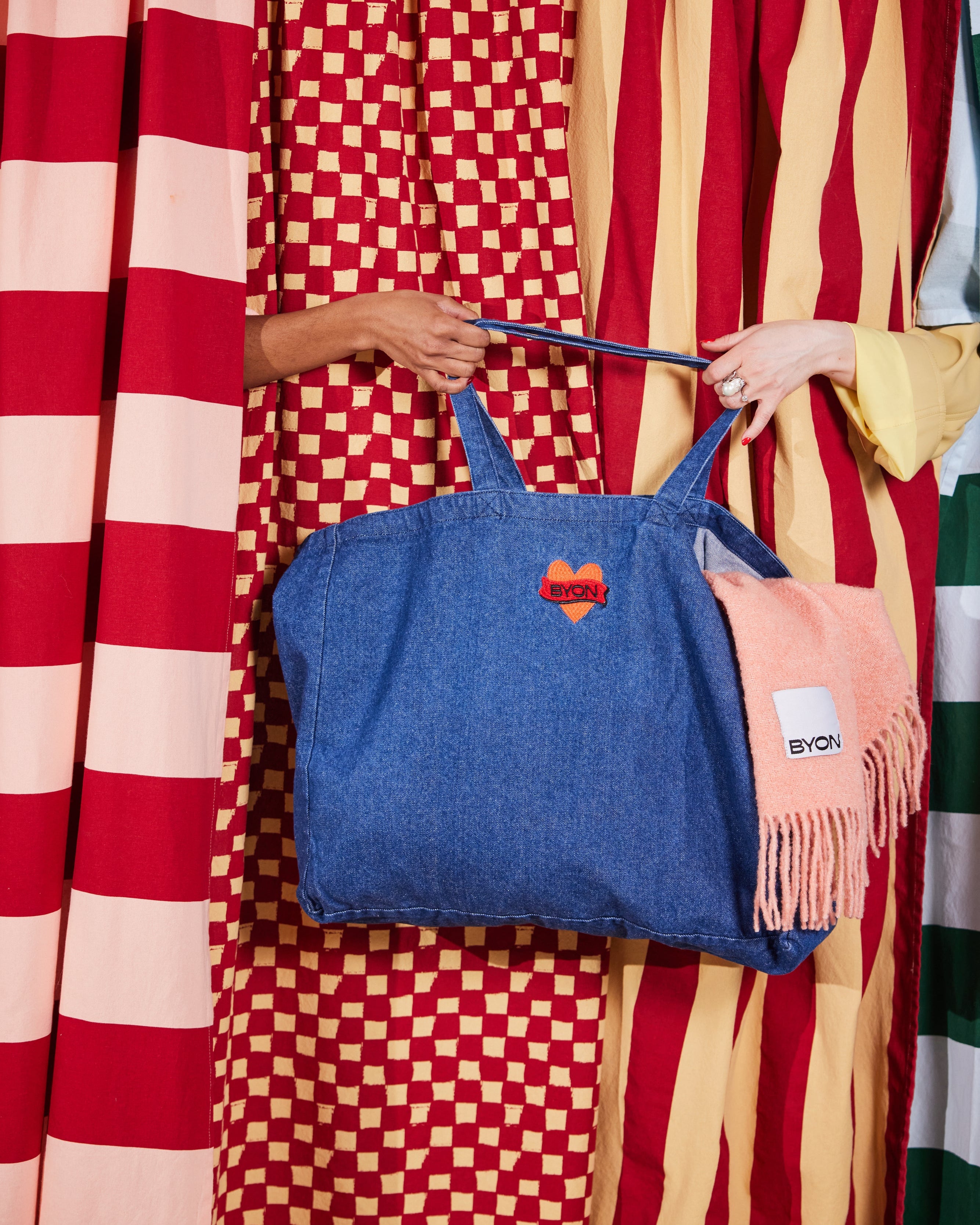 กระเป๋า Byon ผ้ายีนส์ออร์แกนิกสีน้ำเงินเข้ม โลโก้หัวใจสีแดง ดีไซน์สวีเดน สไตล์วินเทจ ขนาดใหญ่ ใส่ของได้เยอะ เหมาะสำหรับใช้ในชีวิตประจำวัน