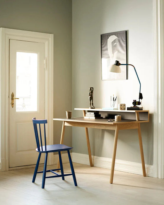 FDB Møbler C68 Nørrebro Desk โต๊ะทำงานไม้โอ๊กพร้อมชั้นวางยกสูง และท็อปลิโนเลียมสองสี Mushroom และ Nero ออกแบบโดย Isabel Ahm