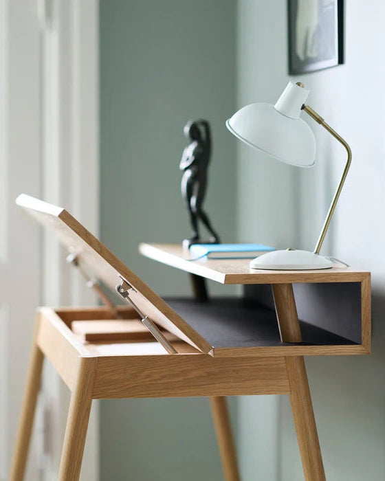 FDB Møbler C68 Nørrebro Desk โต๊ะทำงานไม้โอ๊กพร้อมชั้นวางยกสูง และท็อปลิโนเลียมสองสี Mushroom และ Nero ออกแบบโดย Isabel Ahm