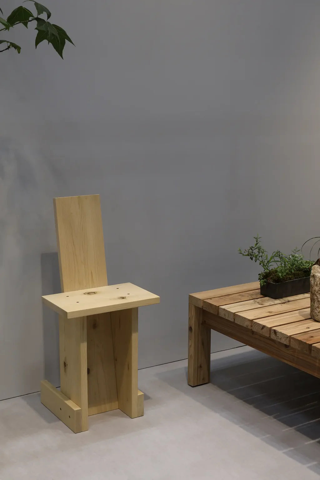 Ishinomaki Laboratory Cafe Chair เก้าอี้ไม้ขนาดกะทัดรัด โครงสร้างเรียบ ออกแบบโดย Philippe Malouin