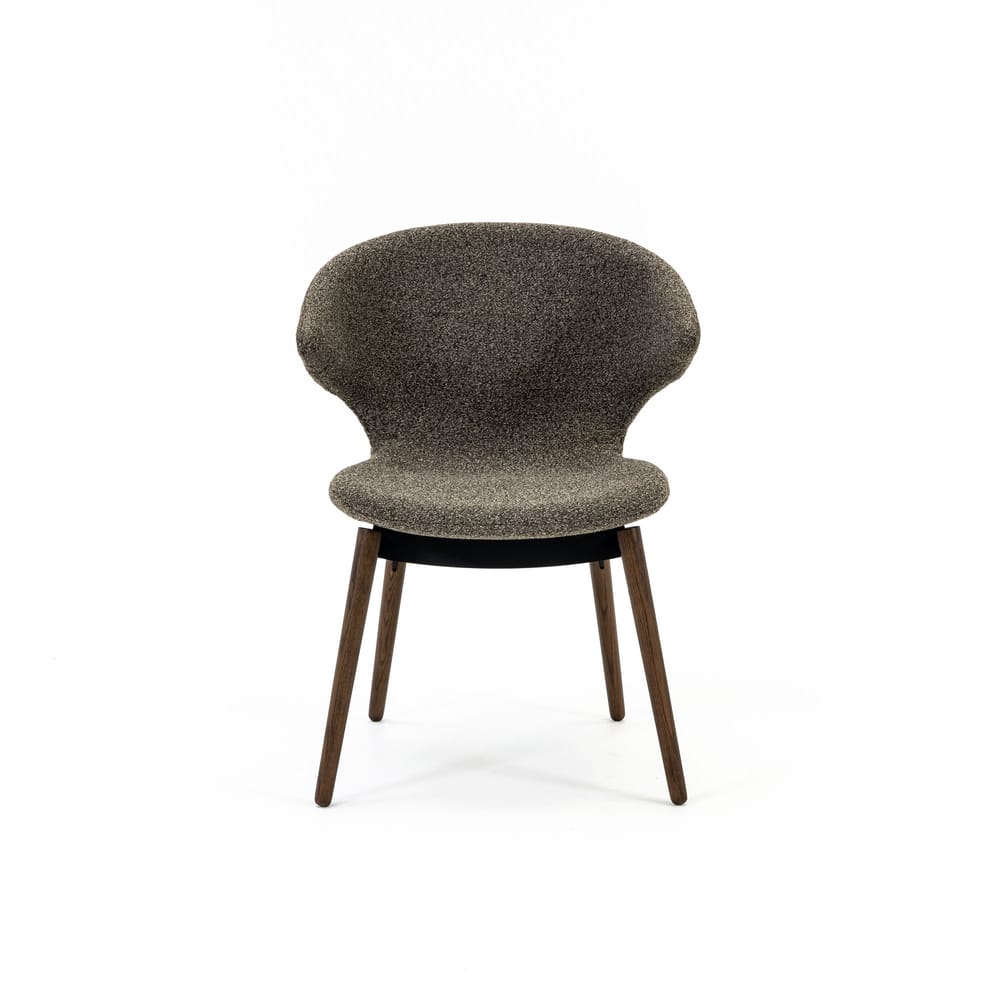 Case Furniture Ella Dining Chair เก้าอี้รับประทานอาหารดีไซน์โค้งล้อมตัว บุผ้า Fine Bouclé สี Pepper หรือ Sable พร้อมฐานให้เลือกทั้งเหล็กดำ สเตนเลส ไม้โอ๊ค และไม้วอลนัต