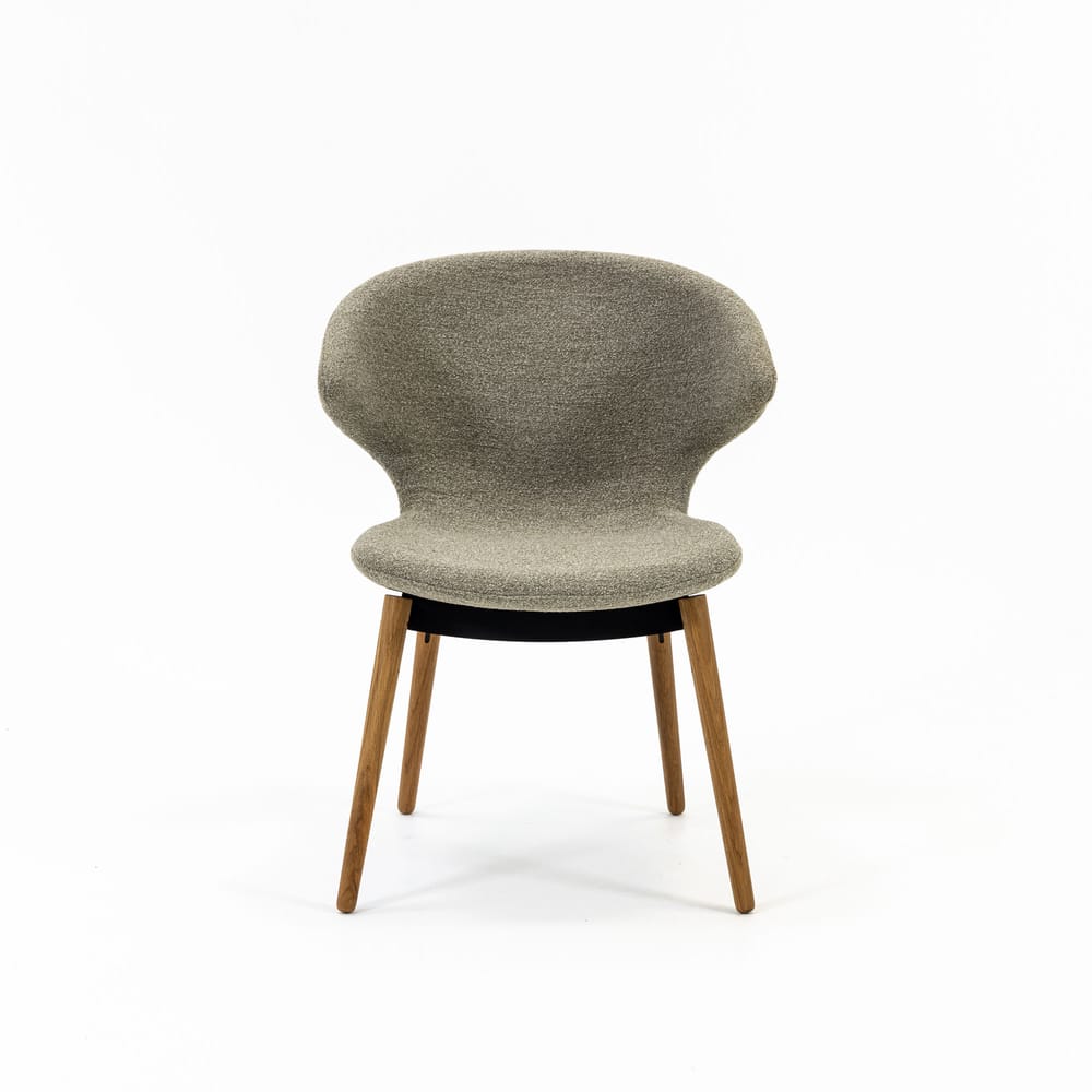 Case Furniture Ella Dining Chair เก้าอี้รับประทานอาหารดีไซน์โค้งล้อมตัว บุผ้า Fine Bouclé สี Pepper หรือ Sable พร้อมฐานให้เลือกทั้งเหล็กดำ สเตนเลส ไม้โอ๊ค และไม้วอลนัต