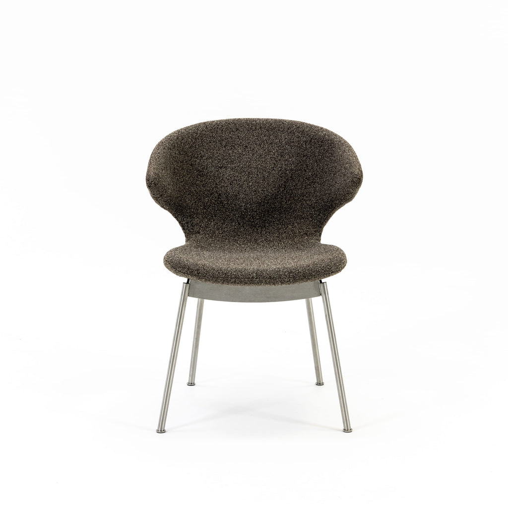 Case Furniture Ella Dining Chair เก้าอี้รับประทานอาหารดีไซน์โค้งล้อมตัว บุผ้า Fine Bouclé สี Pepper หรือ Sable พร้อมฐานให้เลือกทั้งเหล็กดำ สเตนเลส ไม้โอ๊ค และไม้วอลนัต