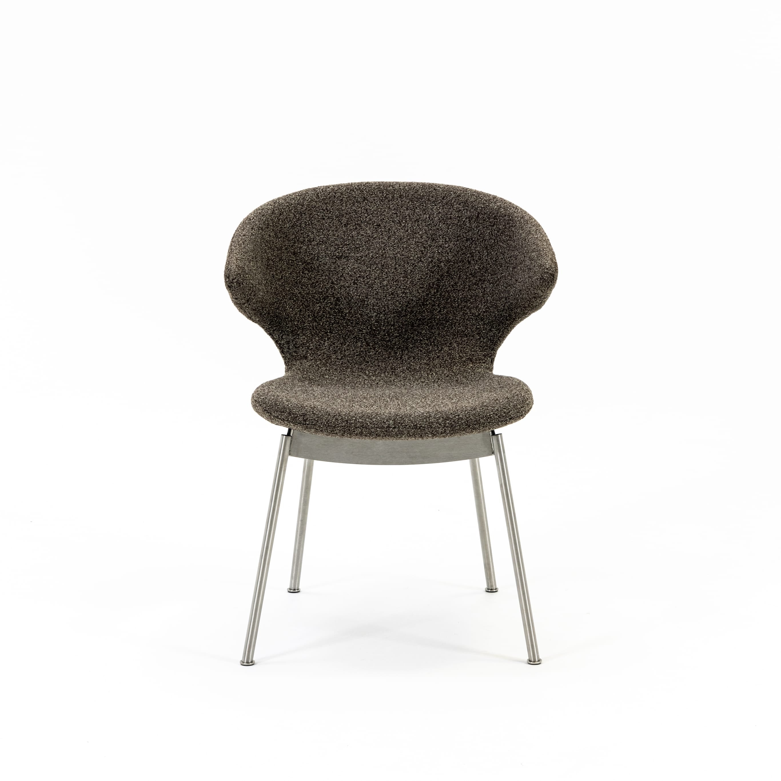 Case Furniture Ella Dining Chair เก้าอี้รับประทานอาหารดีไซน์โค้งล้อมตัว บุผ้า Fine Bouclé สี Pepper หรือ Sable พร้อมฐานให้เลือกทั้งเหล็กดำ สเตนเลส ไม้โอ๊ค และไม้วอลนัต