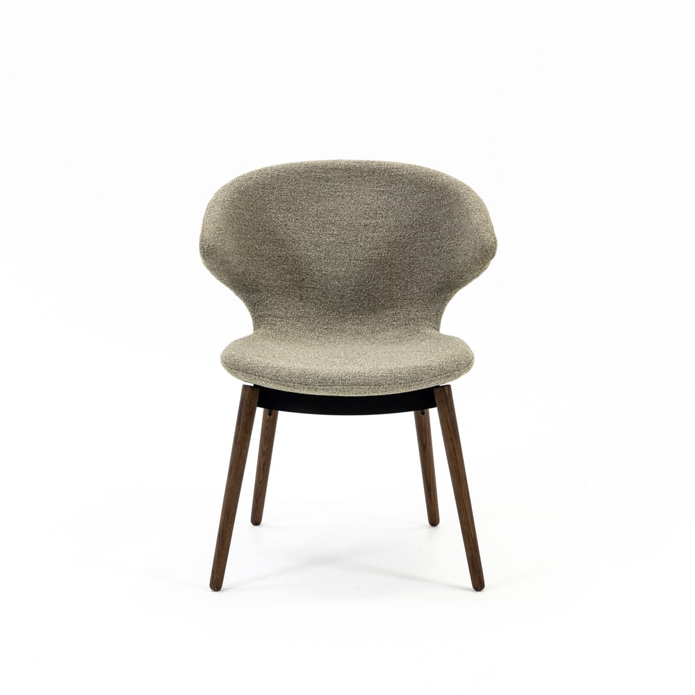 Case Furniture Ella Dining Chair เก้าอี้รับประทานอาหารดีไซน์โค้งล้อมตัว บุผ้า Fine Bouclé สี Pepper หรือ Sable พร้อมฐานให้เลือกทั้งเหล็กดำ สเตนเลส ไม้โอ๊ค และไม้วอลนัต