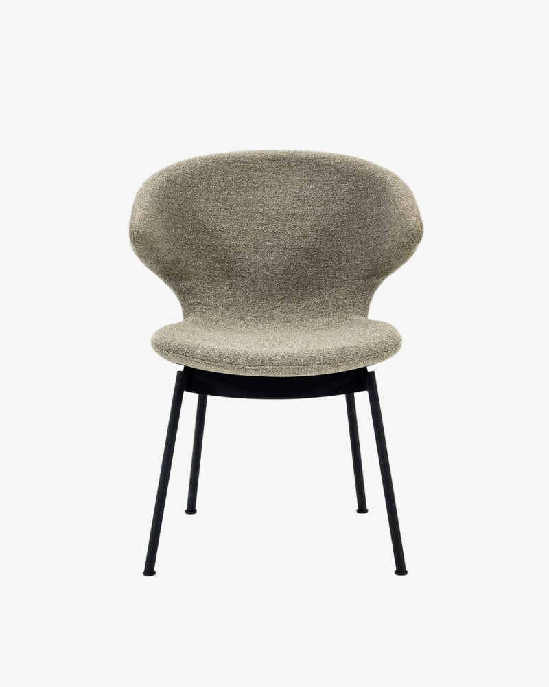 Case Furniture Ella Dining Chair เก้าอี้รับประทานอาหารดีไซน์โค้งล้อมตัว บุผ้า Fine Bouclé สี Pepper หรือ Sable พร้อมฐานให้เลือกทั้งเหล็กดำ สเตนเลส ไม้โอ๊ค และไม้วอลนัต